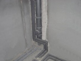 montazh-kanalizatsionnoj-sistemy-v-bolshom-dome